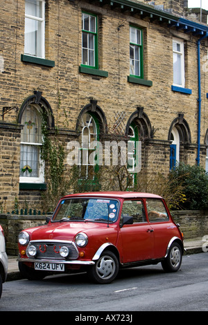 SALTAIRE Mühle Haus und rote Mini Cooper, Titus Salze viktorianisches Dorf Arbeiter Reihenhaus, WEST YORKSHIRE. Stockfoto