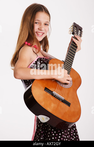 Stock Foto von einem jungen Mädchen, die eine akustische Gitarre zu spielen Stockfoto