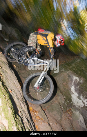 Italien, Südtirol, Mann Mountainbiken Stockfoto