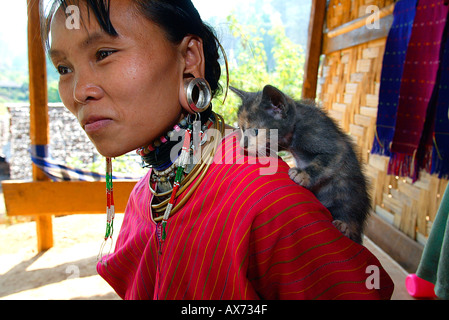 Kayaw Frau mit Katze, Birma Bergvolk Flüchtling Dorf Nord Thailand