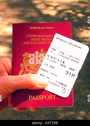 Frau hält, dass Großbritannien Pass und Airline-Boarding pass stub Stockfoto