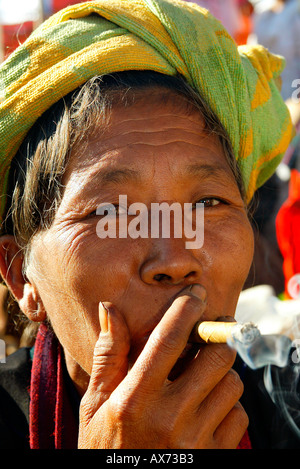 Frau raucht Cheroot am Inle See im Shan-Staat Birma Myanmar Stockfoto