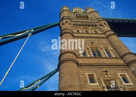 Eine Seite der Tower Bridge in London Großbritannien Europa Stockfoto