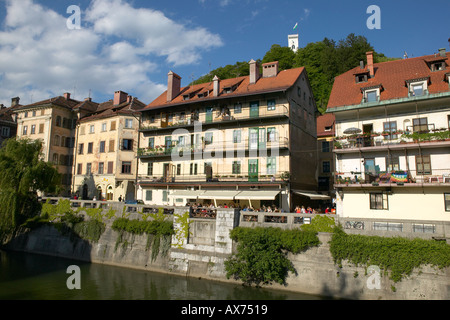 Slowenien-Ljubljana Blick auf Häuser Restaurants neben Fluss Ljubljanica Stockfoto