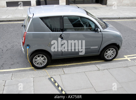 Elektro-Auto eingesteckt zum Aufladen auf Straße (Queen Anne Tor), City of Westminster, London SW1, Wettsektor Stockfoto