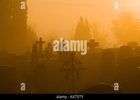 Deutschland, Bayern, Hohenpeißenberg, Grave yard im Morgengrauen Stockfoto