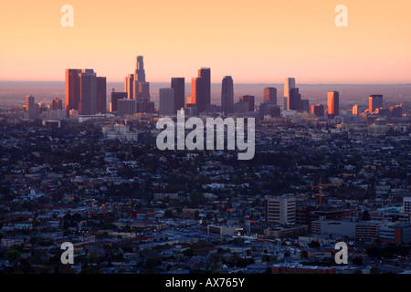 Skyline von Downtown Los Angeles in einem klaren Morgen Sonnenaufgang in rosa Licht getaucht. Stockfoto