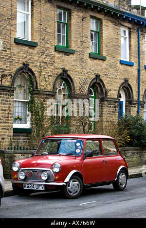 SALTAIRE Mühle Haus und rote Mini Cooper, Titus Salze viktorianisches Dorf Arbeiter Reihenhaus, WEST YORKSHIRE. Stockfoto