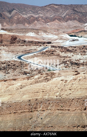 Straße durchschneidet das Aurès Gebirge s in der Nähe von Chebika, Tunesien. Stockfoto