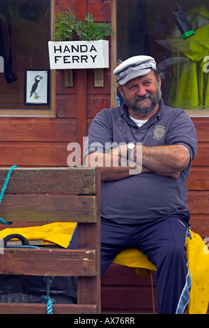 Eine Fähre Mann an Tarbet vor seinem Kiosk Betrieb die Fähre zur Insel Handa sitzen. Scourie, Sutherland, Highlands, Schottland, Vereinigtes Königreich Stockfoto