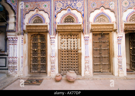 Türen von Haveli in Fatehpur in Shekawati Stockfoto