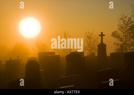 Deutschland, Bayern, Hohenpeißenberg, Grave yard im Morgengrauen Stockfoto