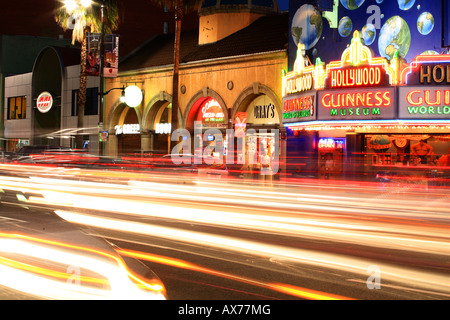 Verkehr-Streifen von in der Nacht in Hollywood Kalifornien Stockfoto