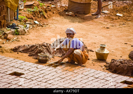 Frau macht Ziegel aus Ton mit einer traditionellen Methode, Tamil Nadu, Indien Stockfoto