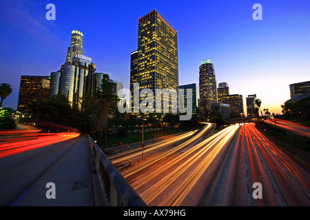 Verkehr-Streifen durch die Skyline von Los Angeles auf den 110 Harbor Freeway Stockfoto