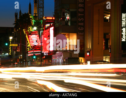 Verkehr-Streifen von in der Nacht in Hollywood Kalifornien Stockfoto