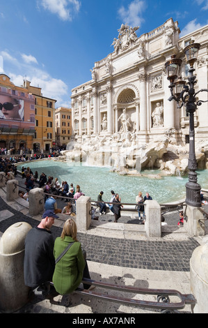 Trevi-Brunnen oder Fontana di Trevia mit einem Plakat für Dolce e Gabbana Sonnenbrillen auf der linken Seite, Rom, Italien Stockfoto