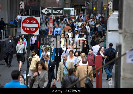 Blick nach Westen entlang der Wall Street während der morgendlichen Rushhour von der New York Stock Exchange in Manhattan Stockfoto