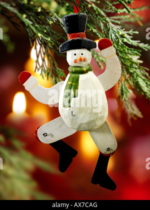 Handbemalt Holz Schneemann Weihnachtsbaum Dekoration gegen eine Raum-Kulisse Stockfoto