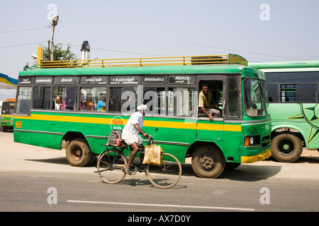 Öffentliche Verkehrsmittel Bus Reisen entlang der Straße und Radfahrer, Tamil Nadu, Indiens Stockfoto