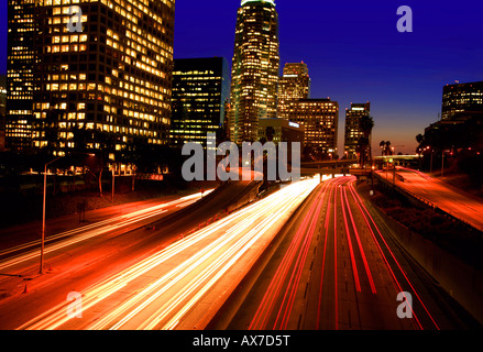 Verkehr-Streifen durch die Skyline von Los Angeles auf den 110 Harbor Freeway Stockfoto