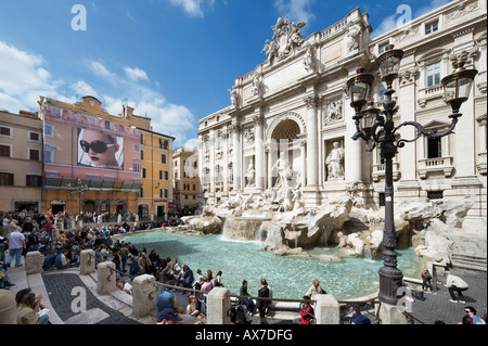 Trevi-Brunnen, Rom. Trevi-Brunnen oder Fontana di Trevi mit Plakatwand für Dolce e Gabbana-Sonnenbrille auf der linken Seite, Rom, Italien Stockfoto
