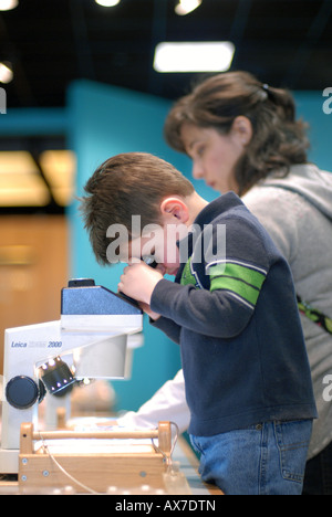 Hispanische Mutter und 2 1/2 Jahre alten Sohn an das Museum of Science, Boston MA - interaktive Kinderbereich, sieht junge Folien Stockfoto