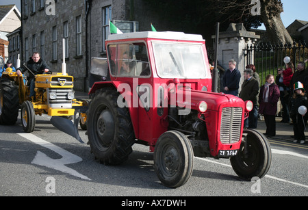 Massey Ferguson Traktoren in St. Patrick s Day Parade Carrickmacross County Monaghan Stockfoto