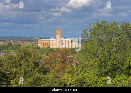 Guildford Kathedrale von The North Downs The Mount Wolken sonnige Bäumen Surrey England Stockfoto