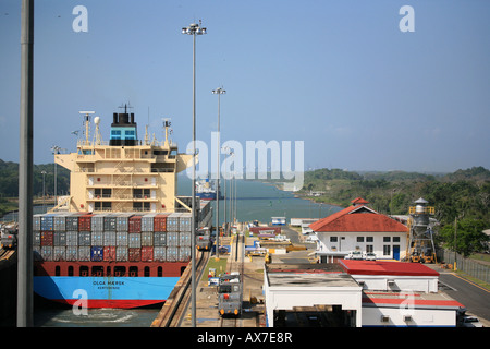 Schiff von Maersk im Gatun Schleusen auf der karibischen Seite des Panamakanals, Republik Panama. Stockfoto