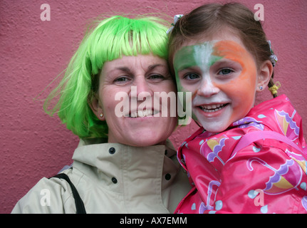 Mutter und Tochter am St. Patricks Day Parade Carrickmacross Co Monaghan Stockfoto