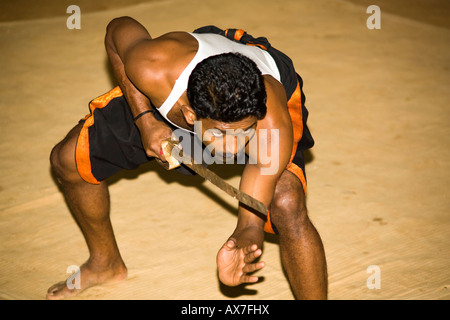 Kalarippayattu Martial Arts Darsteller, während Aufführung, Kerala Kalari Zentrum, Kumily, Kerala, Indien Stockfoto