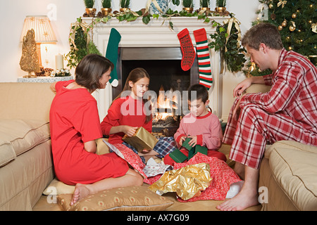 Familie Weihnachtsgeschenke zu öffnen Stockfoto