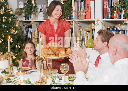 Familie am Esstisch zu Weihnachten Stockfoto