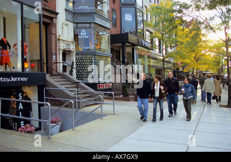 Menschen, die ein Spaziergang in Newbury Street, Boston, Massachusetts, Vereinigte Staaten, USA, Amerika Stockfoto