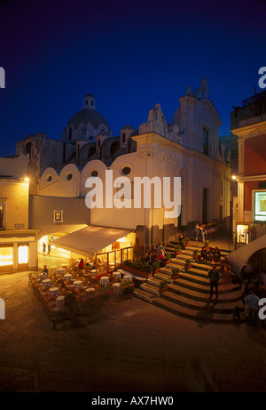 Personen Sie auf dem Hauptplatz am Abend Piazetta Umberto I, Capri, Kampanien, Italien Stockfoto