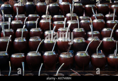 Mate-Kürbisse auf den Verkauf zu einem Straßenmarkt in der Plaza De La Constitución in Montevideo, Uruguay. Stockfoto