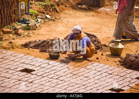 Frau macht Ziegel aus Ton mit einer traditionellen Methode, Tamil Nadu, Indien Stockfoto