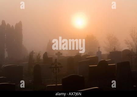 Deutschland, Bayern, Hohenpeißenberg, Grave yard im Morgengrauen Stockfoto