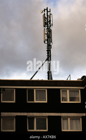 Handy-Mast auf dem Dach von einem Wohnblock in Düsseldorf, Deutschland. Stockfoto