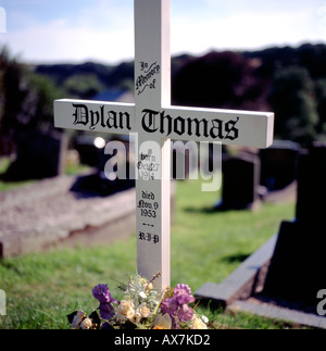 Das Grab von Dylan Thomas St Martins Kirchhof Laugharne Carmarthenshire Wales UK KATHY DEWITT Stockfoto