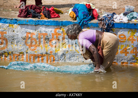 Frau, die Wäsche in einem Fluss, Tamil Nadu, Indien Stockfoto