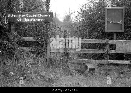 Weg zum Angeln steht auf Ost Ufer des Lough Erne an der Lady Craigavon Brücke im County Fermanagh Northern Ireland Stockfoto