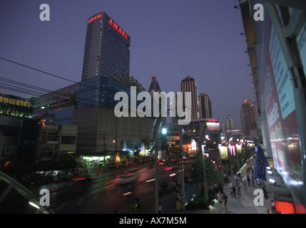 Bangkok Nachtleben der Petchburi Road. Straßenszene mit Amari Hotelturm. Stockfoto