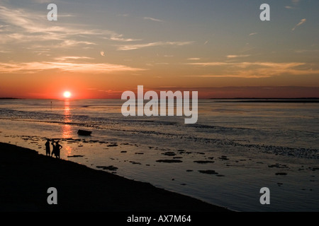 Menschen an der Küste bei St. Valery Sur Somme den Sonnenuntergang Stockfoto