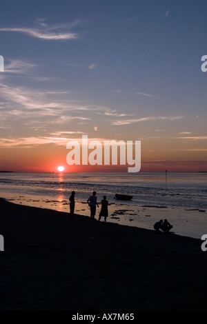 Menschen an der Küste bei Saint Valery Sur Somme den Sonnenuntergang Stockfoto