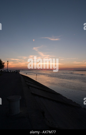 Promenade am St Valery Sur Somme im Abendrot der untergehenden Sonne gebadet Stockfoto