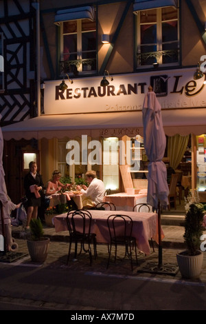 Familie genießen Abendessen außerhalb Restaurants im Zentrum von St Valery Sur Somme Stockfoto