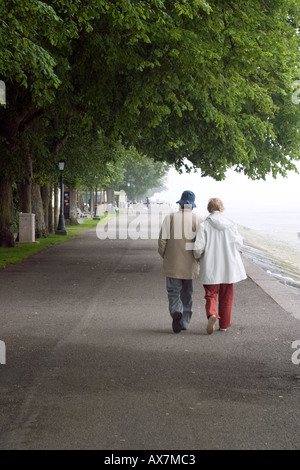 Älteres Ehepaar Nachmittag genießen spazieren Sie entlang der Uferpromenade am St Valery Sur Somme Stockfoto