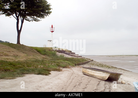 Ruderboot festgemacht am Strand von St Valery Sur Somme Stockfoto